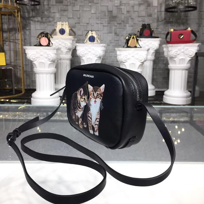 BALENCIAG巴黎世家 相機包 專櫃最新款 裏外全進口塗鴉小牛皮材質   BL1516